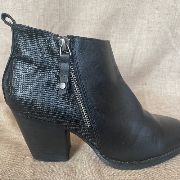 Universal Thread Booties - Picture 5 of 9